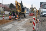 Ruszyła wymiana kanalizacji ulicy Słowackiego w Radomiu. Są wytyczone objazdy, ale kierowcy pchają się jednym pasem lekceważąc znaki