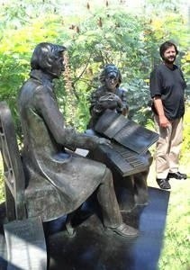 Karol Badyna stworzył klasyczną rzeźbę pomnikową: Chopin siedzący przy instrumencie, a obok zasłuchana uczennica - piękna Delfina Fot. Wacław Klag