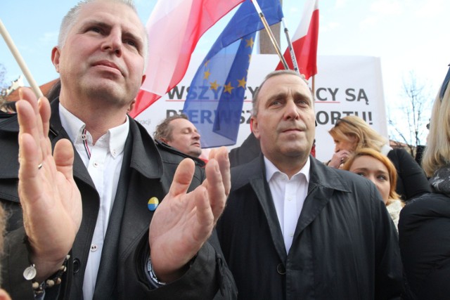 Grzegorz Schetyna w towarzystwie Marka Łapińskiego podczas manifestacji KOD na placu Solnym