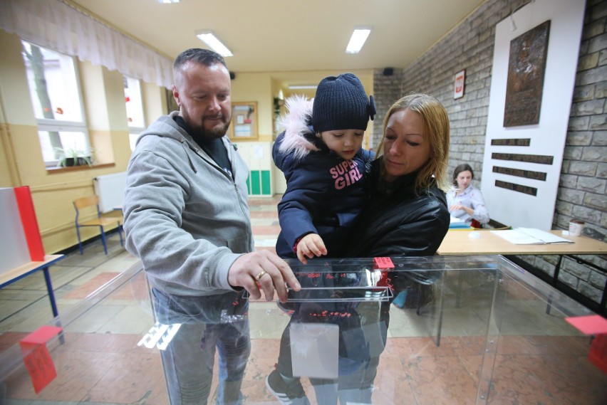 Druga tura głosowania potrwa do godz. 21. Zobacz najnowsze...