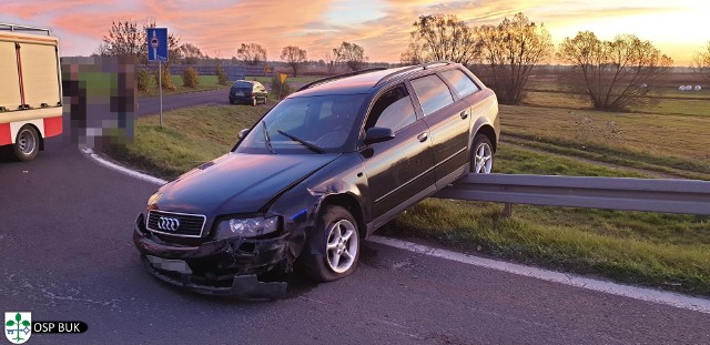 O godzinie 6 w niedzielę (27 października) doszło do wypadku pod Bukiem. W miejscowości Wielka Wieś samochód osobowy wypadł z drogi. Przejdź dalej --->