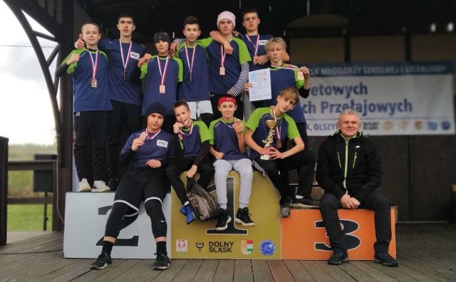 Uczniowie SP 4 Stargard na podium ogólnopolskiego finału sztafetowego biegu przełajowego