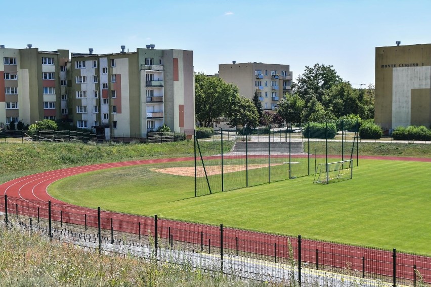 Na stadionie przy ul. Piwnika Ponurego jest nowy tartan i...