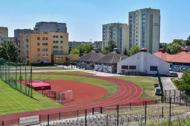 Na stadionie przy ul. Piwnika Ponurego jest nowy tartan i m.in. siedziska na trybunach