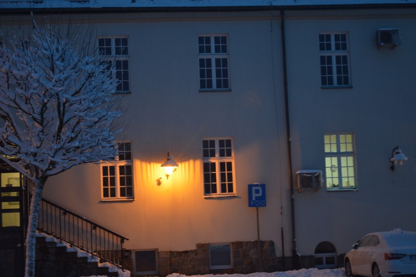 Bytów marnuje pieniądze? Lampy oświetlają pusty parking.