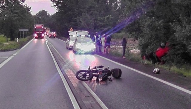 Wypadek motocyklisty na obwodnicy Tarnowskich Gór. Motocyklista stracił panowanie nad jednośladem, a samochód osobowy dachował