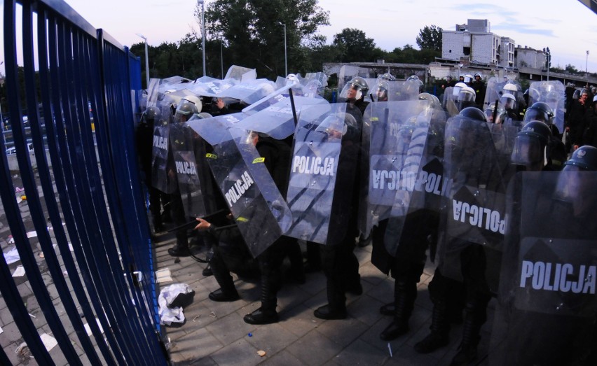 Policjanci chcą więcej kasy, przywilejów i… szacunku...