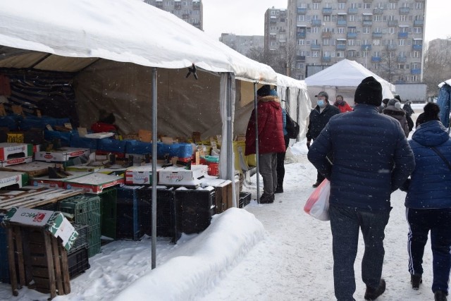 W piątek 12 lutego, mimo dużego mrozu na kieleckich bazarach znów było wielu kupujących. Staniały ziemniaki. Większość odmian można było kupić po złotówce za kilogram, czyli o 50 groszy taniej niż parę tygodni temu. Z kolei zdrożały nieco gruszki czy kapusta. Na kolejnych slajdach zobaczcie ceny najpopularniejszych owoców i warzyw