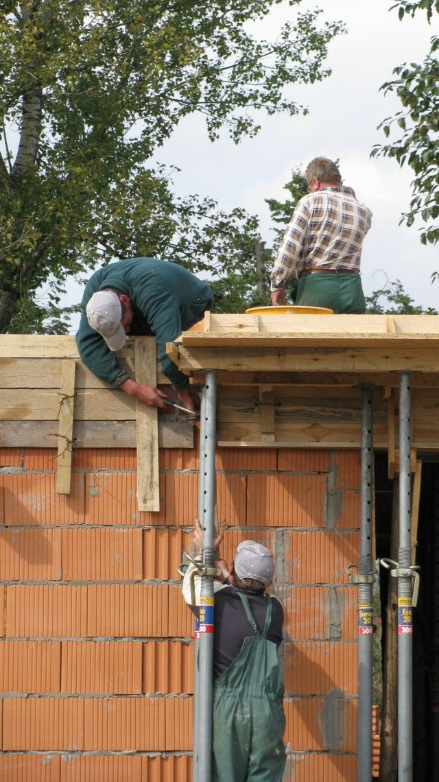 Według gazety o pracę w Koszalinie nie muszą się martwić np. budowlańcy.