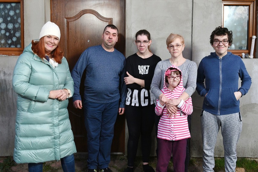 Ekipa programu "Nasz Nowy Dom" w Dołach Biskupich w gminie Kunów. Zobaczcie, jak zmienił się dom rodziny, której pomogli (DUŻO ZDJĘĆ)