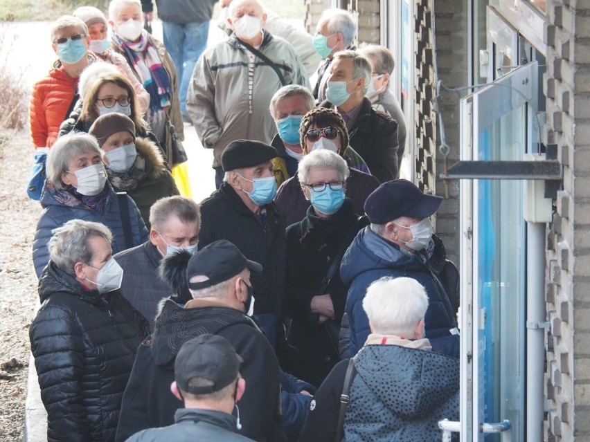 Tłum ludzi przed wejściem, tłok w środku, nerwy i czekanie...