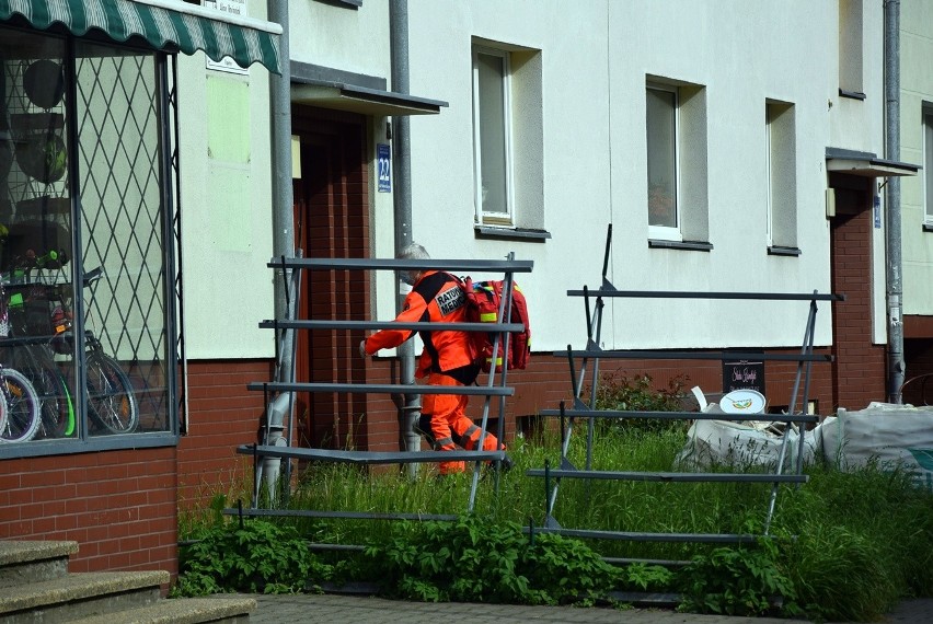 Niezwykła akcja ratunkowa w Stargardzie. Strażacy zwieźli kobietę z II piętra na podnośniku koszowym i przekazali ratownikom z pogotowia