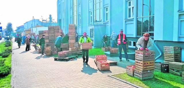 Skrzynki z jabłkami zostały rozładowane przed Urzędem Miasta w Zwoleniu i tam też były rozdawane. Wystarczyła godzina, by rozdać 20 ton jabłek!