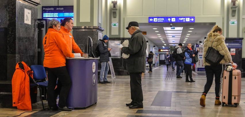 Mobilni informatorzy na dworcu PKP w Gdańsku