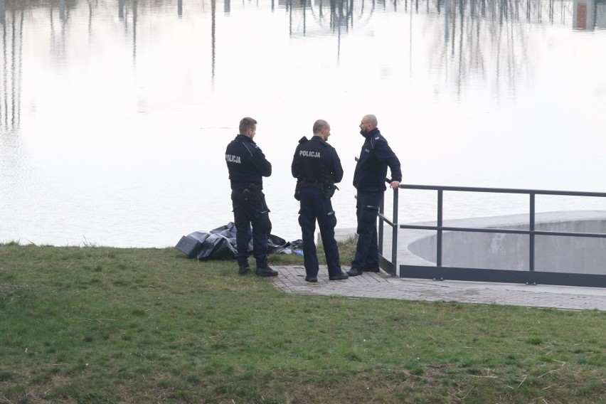 Mężczyzna skoczył do Odry z mostów Trzebnickich. Nie żyje