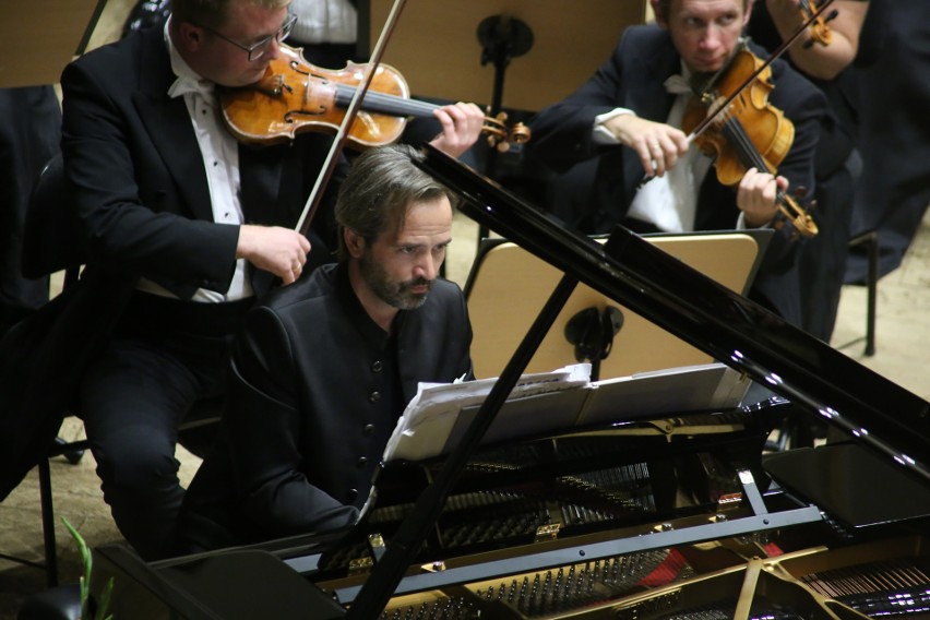 Peter Jablonski i orkiestra Filharmonii Poznańskiej