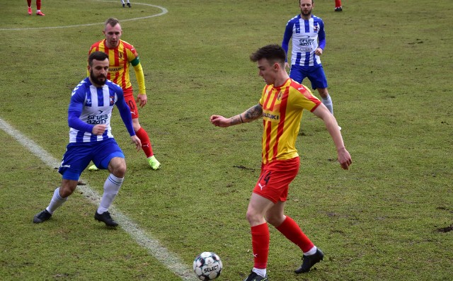 W trzecioligowym meczu rozegranym na stadionie przy ulicy Szczepaniaka Korona II Kielce wyraźnie przegrała z liderem Wisłą Puławy 0:4 (0:2). Bramki dla przyjezdnych zdobyli Bartłomiej Bartosiak 9, Ednilson Furtado 33, Adrian Paluchowski 65, Błażej Cyfert 86.0:4 (0:2)Korona II: Osobiński 4 l– Prętnik 4, Szywacz 4, Czerwiak 4, Więckowski 4 (77 P. Lisowski nie klas.) – R. Turek 3 (46 Świtowski 3), Jopkiewicz 4 (62 Michał Zawadzki 2), Bielka 2 (45 Słabosz 3), Szpakowski 4, Cukrowski 4 – Piróg 3 (71 Rozmysłowski nie klas.). Żółtą kartką upomniany został też Mariusz Arczewski, drugi trener Korony II. Wisła: Kołotyło – Cheba, Pielach, Cyfer, Kuban – Skałecki  l (73 Kondracki), Bartosiak l (73 Kacprzycki) – Ednilson (85 W. Puton), Drozdowicz (73 Wiech), Zając (58 Brągiel) – Paluchowski.Sędziował: Jan Pawlikowski (Poronin).Widzów: mecz bez udziału publiczności. Wisła potwierdziła w Kielcach, że nieprzypadkowo jest liderem. W pierwszej połowie swoją wyższość udokumentowała dwoma bramkami, a mogła strzelić jeszcze więcej goli. W 33 minucie Bartłomiej Bartosiak nie wykorzystał rzutu karnego - jego uderzenie obronił Jakub Osobiński.Bartłomiej Bartosiak wyprowadził Wisłę na prowadzenie w 9 minucie, popisując się efektownym strzałem w okienko. Na 2:0 podwyższył Ednilson. Koronę II w pierwszej połowie od utraty goli ratował jeszcze słupek i poprzeczka. Po przerwie Wisła zadała jeszcze dwa ciosy i pewnie wygrała spotkanie 4:0. Korona II zanotowała drugą porażkę z rzędu. Początek rundy wiosennej w wykonaniu drużyny prowadzonej przez Dariusza Kozubka i Mariusza Arczewskiego jest słaby. W trzech meczach zespół zdobył jeden punkt, nie strzelając gola (u siebie 0:0 ze Stalą Kraśnik i 0:4 z Wisłą Puławy, na wyjeździe 0:1 z ŁKS Probudex Łagów). - Przez 90 minut może tylko początek drugiej połowy, jakieś 15-20 minut to była nasza dominacja, ale ogólnie to goście zasłużyli na to zwycięstwo - powiedział po tym spotkaniu Ernest Jopkiewicz, pomocnik Korony. Niedzielny mecz na Szczepaniaka obejrzał między innymi Paweł Golański, były kapitan Korony, były reprezentant Polski, a obecnie ekspert telewizyjny. Było też kilku zawodników pierwszoligowej Korony, między innymi Kornel Kordas i Portugalczyk Filipe Oliveira. Był też Kamil Kuzera, który po odejściu Macieja Bartoszka pełni obowiązki pierwszego trenera. Na kolejnych slajdach galeria zdjęć z meczu.(dor, JKM)