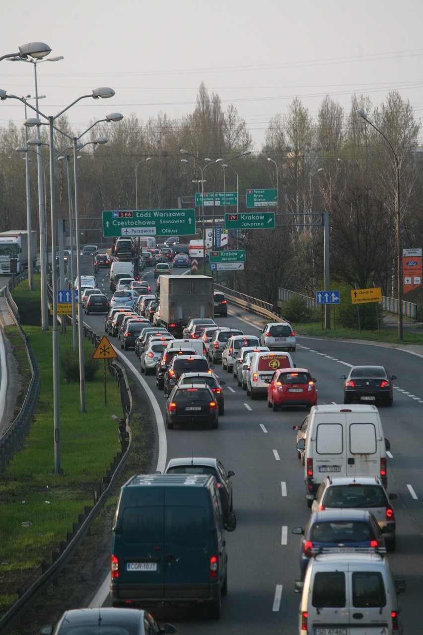 Katowice: Tir blokował jezdnię na al. Roździeńskiego