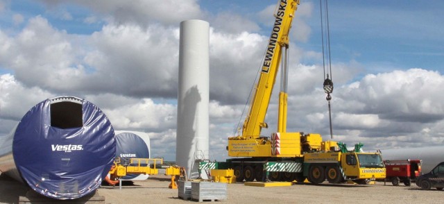 W pobliskiej gminie Iłża właśnie powstaje farma wiatrowa. Już gotowych siedem dużych turbin o maksymalnej wysokości 150 metrów.