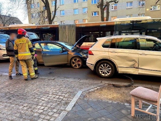 Wypadek w Opolu. jedna osoba jest poszkodwana.