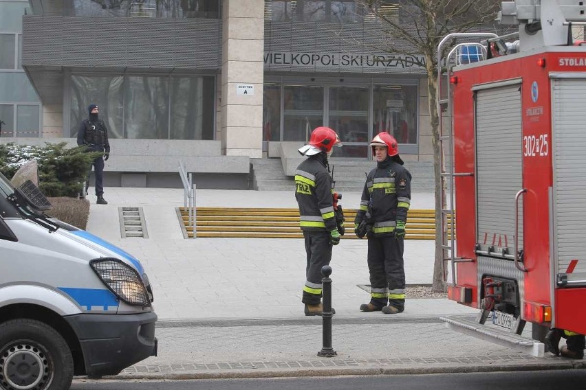 Poznań: Strażacy i policja pod Urzędem Wojewódzkim. Pojawiła się wiadomość, że w środku jest bomba [ZDJĘCIA]