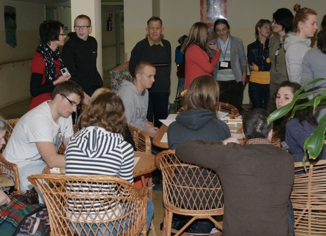 Podopieczni Młodzieżowego Ośrodka Wychowawczego w Podzamczu Chęcińskim systematycznie odwiedzają pensjonariuszy Domu Pomocy przy ulicy Jagiellońskiej w Kielcach i razem spędzają czas.