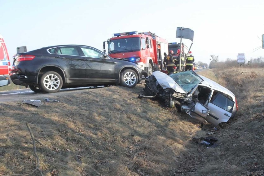 Groźny wypadek we Wrocławiu. BMW wyprzedzało w korku