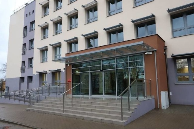 W covidowym szpitalu tymczasowym przy ulicy Narutowicza w Radomiu są leczeni pacjenci w lżejszym stanie. W poniedziałek było tam leczonych 68 chorych.