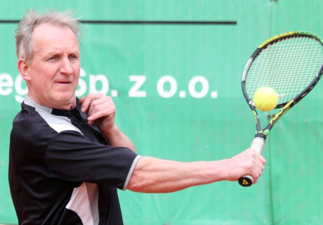 Turniej jest okazją do rywalizacji zawodników w różnym wieku. Na zdjęciu jeden z najbardziej doświadczonych tenisistów Janusz Czapski.