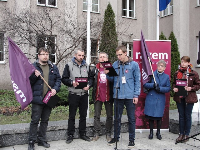 Partia Razem pod sosnowieckim magistratem przypomniała zbrodnie Zygmunta Szendzielarza „Łupaszki”