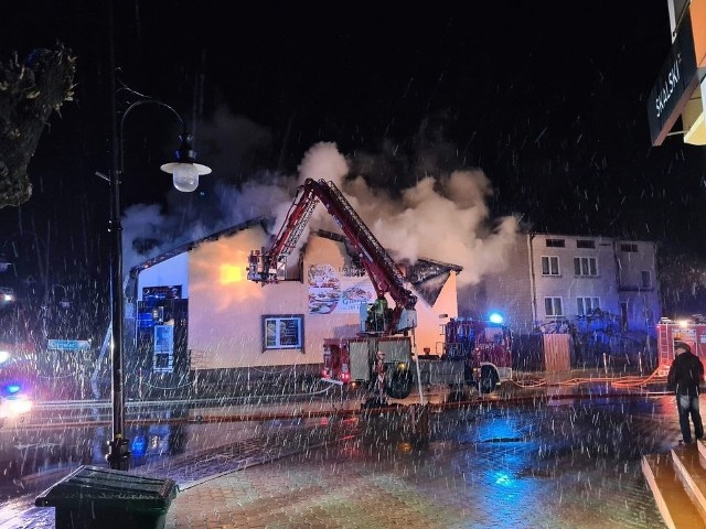 12 zastępów strażaków gasiło pożar budynku mieszkalno – usługowego przy Rynku w Siennie. Działa tu znana pizzeria. Nikt nie ucierpiał w pożarze. Strażacy musieli rozcinać blachę na dachu, aby dostać się do źródła ognia. Istniało zagrożenie wybuchem gazu. Na miejscu pracowały zastępy strażaków z Sienna, Lipska, Ostrowca Świętokrzyskiego, Rzeczniowa. Akcja trwa około 2 godzin.Na kolejnych slajdach zdjęcia z akcji gaśniczej