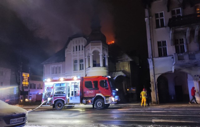 Pożar zabytkowego hotelu Villa Royal w Ostrowie Wielkopolskim wybuchł w piątek w nocy, 21 stycznia 2022 roku. Ogień pojawił się na poddaszu hotelu około godz. 3.30.Przejdź do kolejnego zdjęcia --->