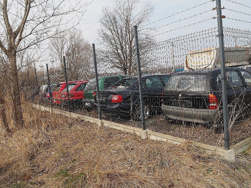 Parking wraków w Łodzi będzie przeniesiony z Telefonicznej na ulicę Pilską koło lotniska. Mieszkańcy nie chcą na nie patrzeć