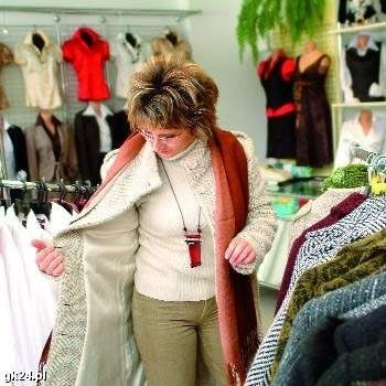 Zimowe ubrania można teraz kupić znacznie taniej. Niektórzy handlowcy przeceniają je nawet o połowę. A zima już za niecały rok.