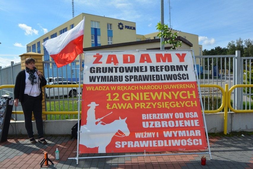 Ostrołęka. Manifestacja przed Komendą Miejską Policji w Ostrołęce. 8.09.2020. Zdjęcia