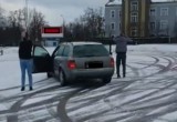 Radomsko: "Drifty" na parkingu koło marketu Intermarche zakończyły się wysokim mandatem