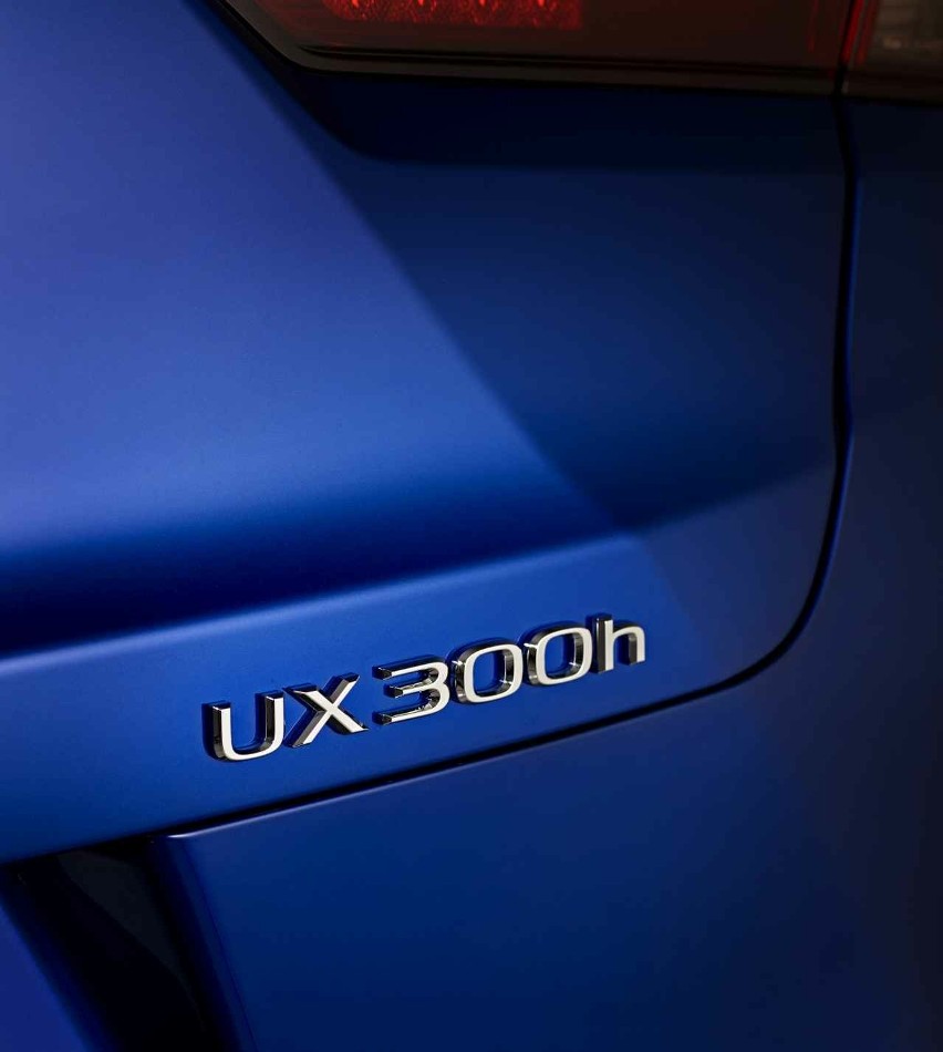 Nowy model UX 300h zastępuje dotychczasową hybrydę. Ma...