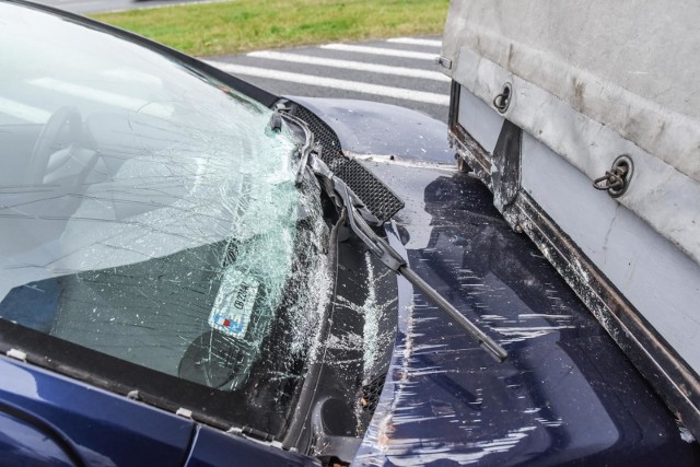 Zderzyły się trzy samochody osobowe na przeciwko salonu opla. Strażacy podają, że jedna osoba źle się poczuła i zostało wezwane pogotowie.