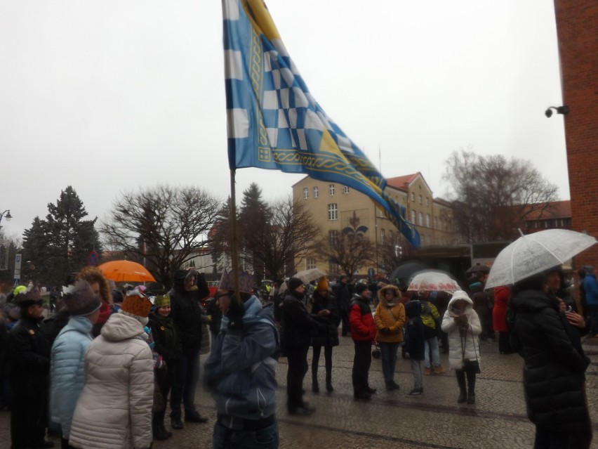 Pierwszy Orszak Trzech Króli w Kołobrzegu. Wyruszył po mszy odprawionej w bazylice [ZDJĘCIA] 