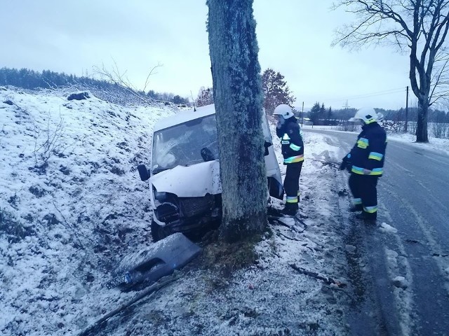 Dziś w godzinach porannych, w miejscowości Kołacz (gm. Połczyn-Zdrój), doszło do zdarzenia drogowego. Samochód dostawczy uderzył w drzewo. Przyczyną prawdopodobnie były złe warunki pogodowe. Zobacz także: Zima w Koszalinie 