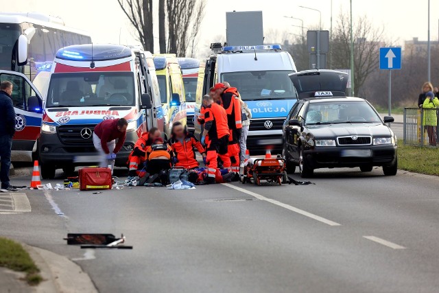 Na miejscu, oprócz pogotowia ratunkowego i policji, pojawił się biegły z zakresu rekonstrukcji wypadków drogowych, aby ustalić dokładne przyczyny zdarzenia. Sprawie przyjrzy się też prokurator oraz zastępca naczelnika ruchu drogowego.