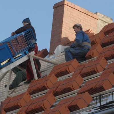 Pracownicy firmy Romus układają dachówkę na budynku przy Ludowej 10. Pozostałe prace na razie wstrzymano z powodu mrozu.