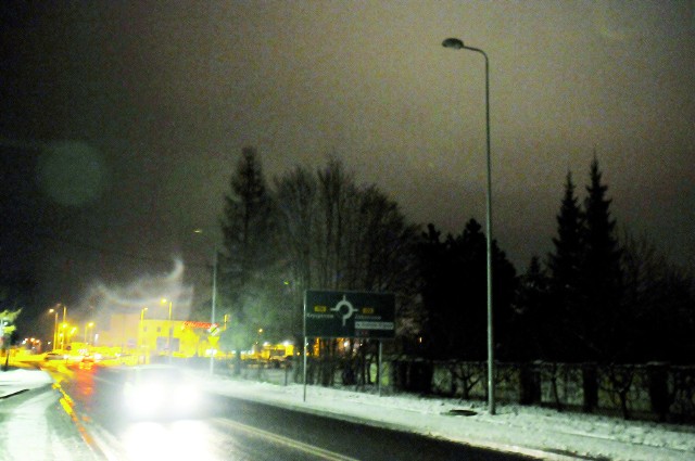 Nie świecą się cztery lampy nieopodala ronda łączącego ulicę Olszanicką z drogą wojewódzką nr 774. Winne są długie procedury