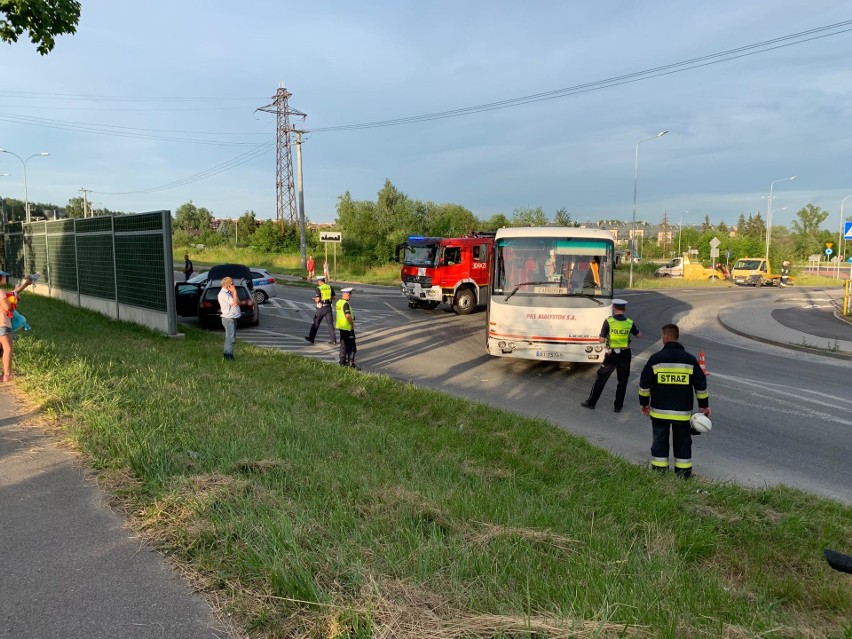 Horodniany. Zderzenie autobusu PKS z samochodem osobowym. Jedna osoba poszkodowana [ZDJĘCIA]