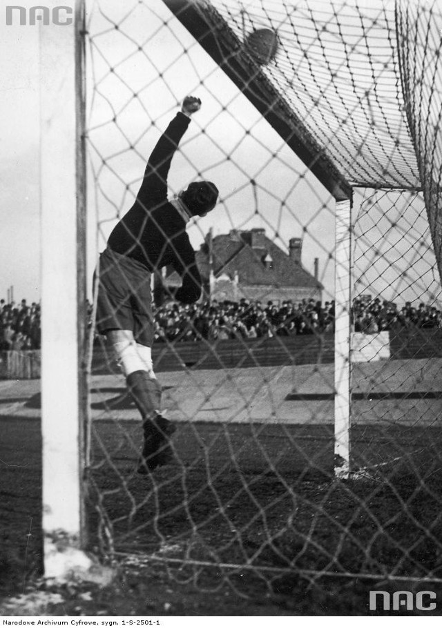 Stadion Cracovii otwarto 31 marca 1912 roku. Obiekt jest najstarszą używaną w oficjalnych rozgrywkach sportową areną w Polsce.Ponad 180 tysięcy fotografii z Narodowego Archiwum Cyfrowego www.nac.gov.pl