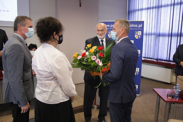 Władze powiatu sępoleńskiego podziękowały dyrektorowi Eugeniuszowi Szwochertowi za wieloletni wkład pracy w szkolnictwo zawodowe w powiecie