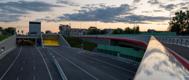 Jak podała Generalna Dyrekcja Dróg Krajowych i Autostrad (GDDKiA), konsorcjum w składzie Lemitor Ochrona Środowiska, Uniwersytet Jana Kochanowskiego w Kielcach i Instytutu Badań Stosowanych Politechniki Warszawskiej, rozpoczęło badanie jakości powietrza w rejonie tunelu realizowanej drogi ekspresowej S2 od węzła Puławska do węzła Warszawa Wilanów. Nadal nie woadomo jednak, kiedy tunel zostanie oddany do użytku.Fot. GDDKiA