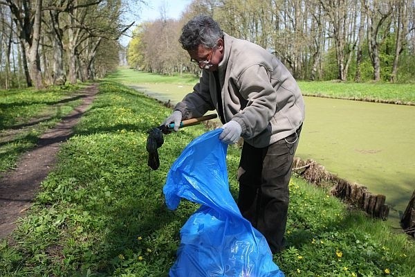 Andrzej Lechowski, dyrektor Muzeum Podlaskiego, z zapałem sprzątał park pałacowy.