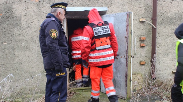 Akcja "Nie bądźmy obojętni". Policjanci, ratownicy i straż miejska sprawdzali pustostany (zdjęcia, wideo)