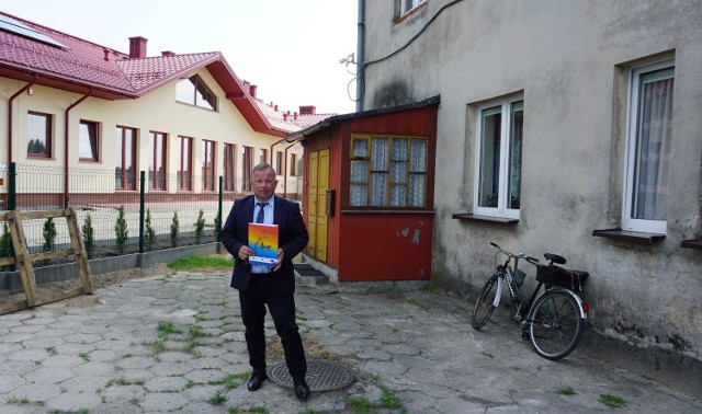 Burmistrz Michał Pękala przed budynkiem dawnej weterynarii, która w najbliższych lata stanie się domem kultury. Z lewej powstający obiekt nowego przedszkola